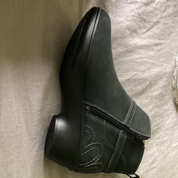NWT gray JBU booties, size 7.5, vegan leather. Comfortable and stylish. - Picture 6 of 13
